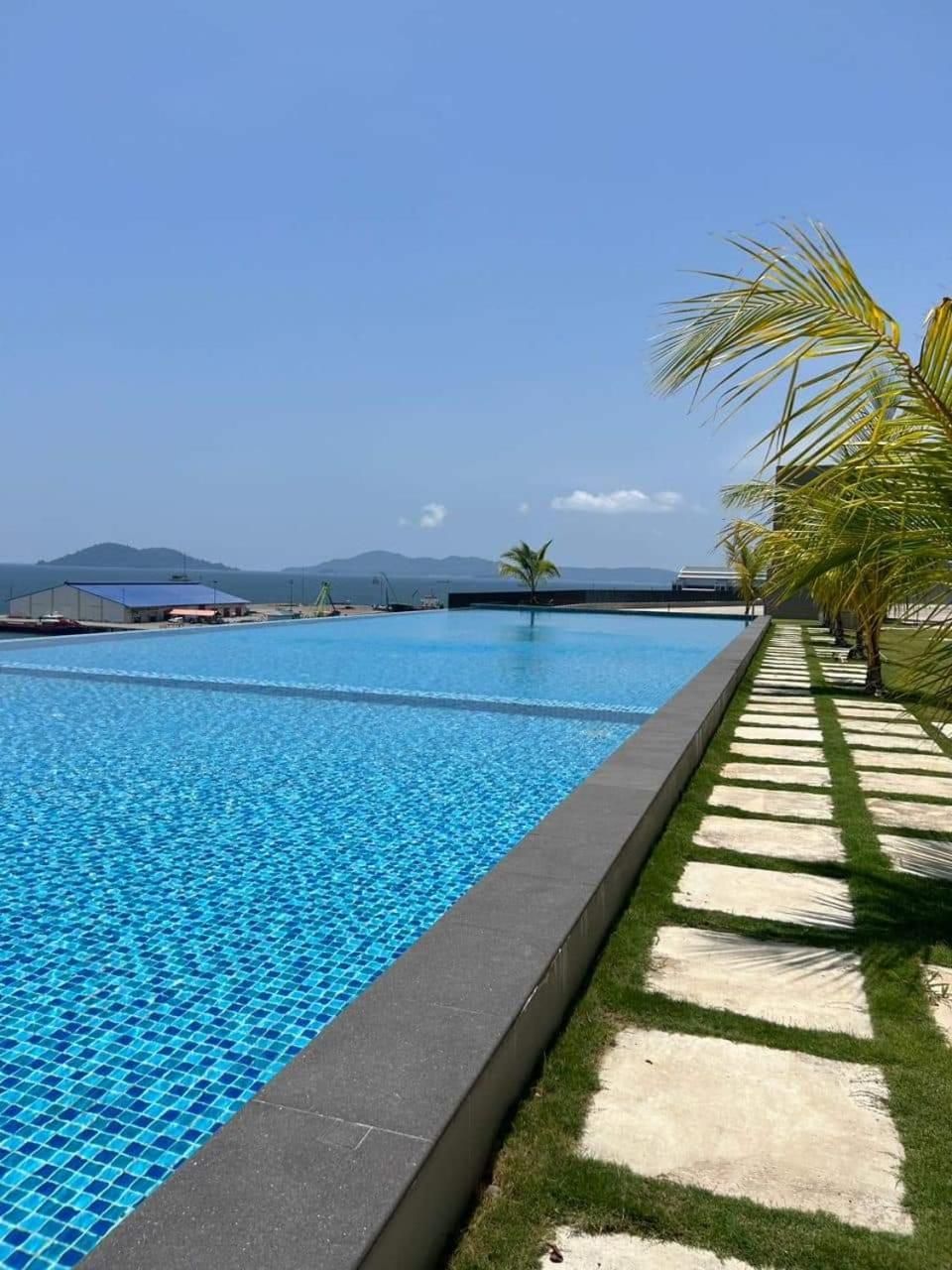 Jesselton Quay Sea View Hotel โกตาคินาบาลู ภายนอก รูปภาพ